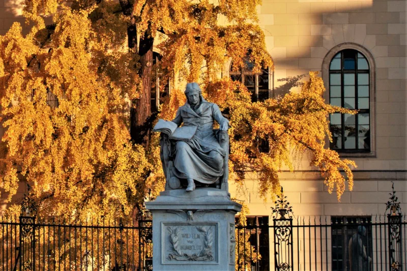 Humboldt Universität Berlin, Statue Wilhelm von Humboldt